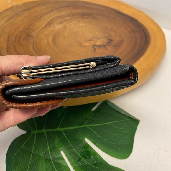 Dooney & Bourke Pebbles Leather Kiss Lock Billfold Wallet - Picture 4 of 11